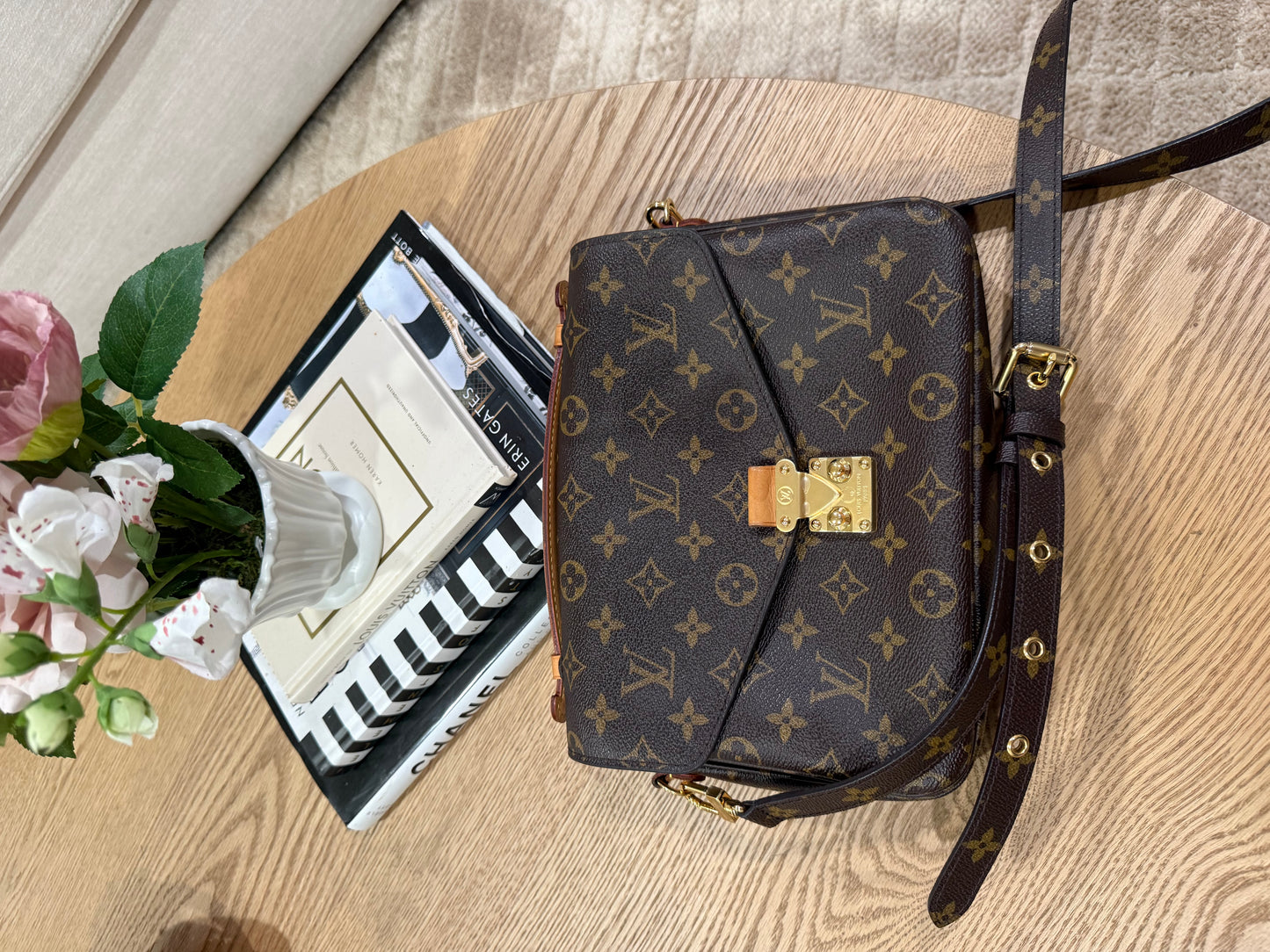 Pre-Owned Louis Vuitton Pochette Metis Monogram Canvas