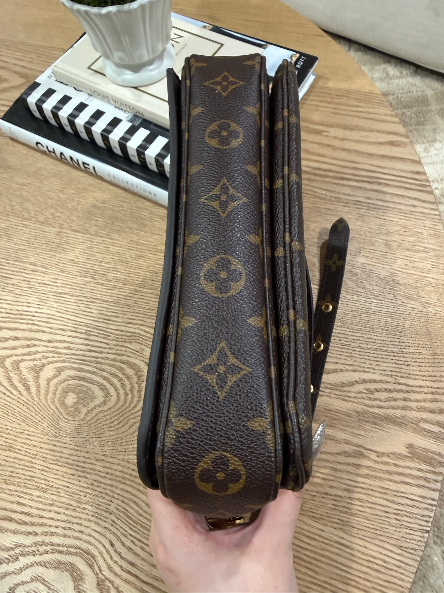 Pre-Owned Louis Vuitton Pochette Metis Monogram Canvas