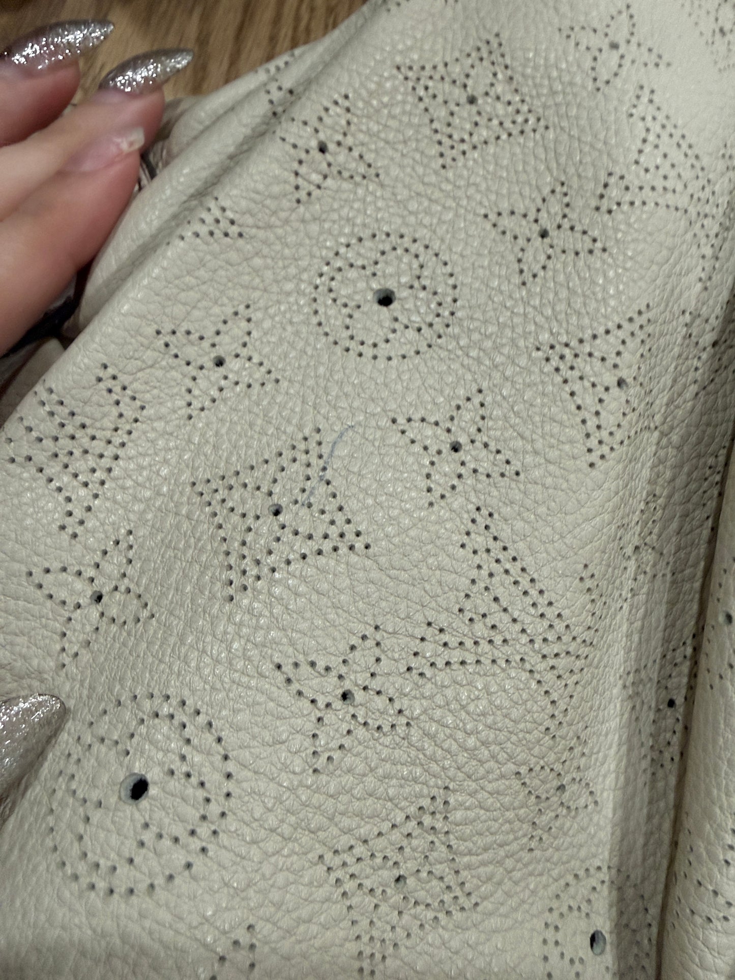 Pre-Owned Louis Vuitton XL Hobo Mahina Leather