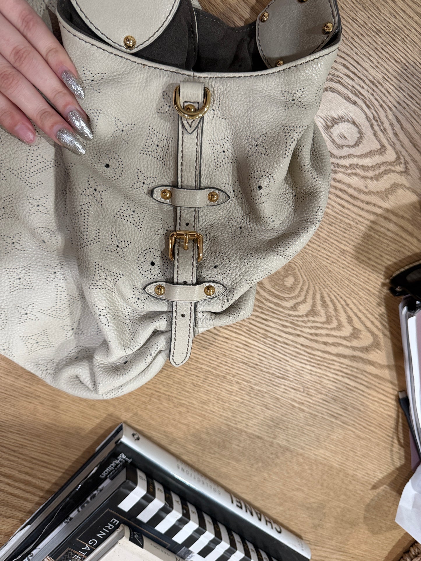 Pre-Owned Louis Vuitton XL Hobo Mahina Leather